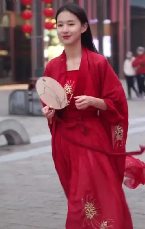 女大学生穿汉服上街,回眸一笑瞬间,这是刘亦菲神仙姐姐吗