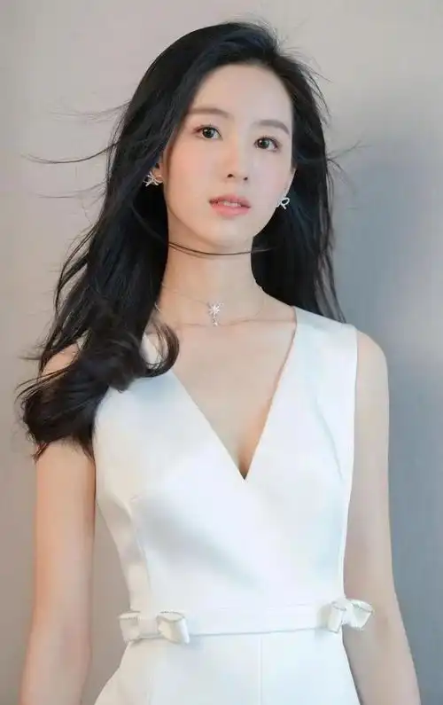 陈都灵大美女