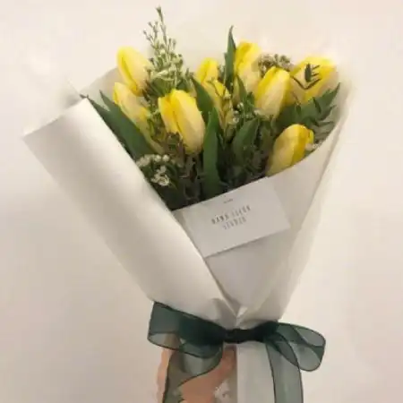 手拿花束头像,唯美好看手拿花束头像女不露脸的