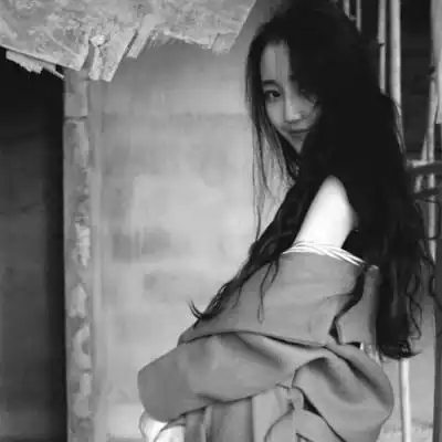 冷酷帅气的女生头像背影