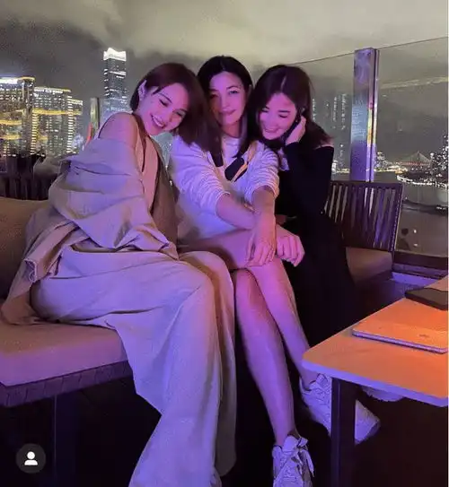 阿sa罕晒姐妹合照杨丞琳一脸害羞全程闭眼,陈妍希白净长腿抢镜