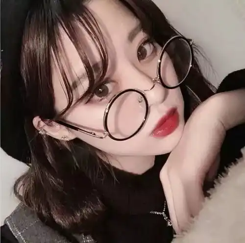 戴眼镜美女头像短烫发可