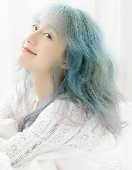 黑尾酱身穿印花衬衫,风格清新,尽显甜美味道