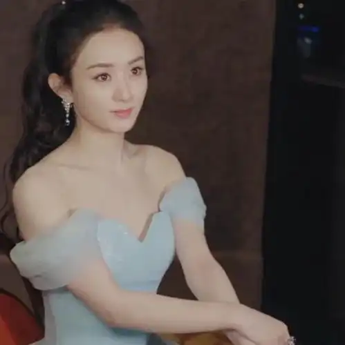 赵丽颖身着仙女裙登台,仙气飘飘,被赞最美辣妈