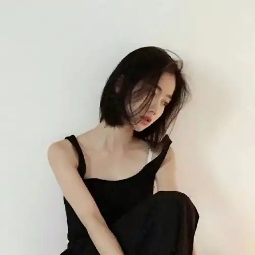真人头像女生露锁骨阔太
