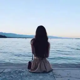 纯真少女微信背影头像总会有人为你破雾而来