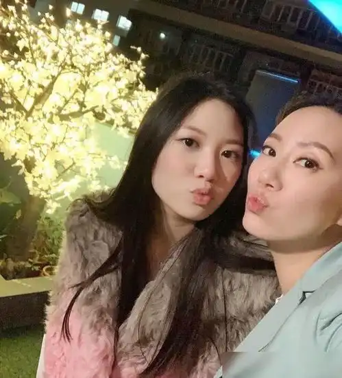 甄子丹16岁女儿晒近照,短吊带小蛮腰实力抢镜,却被指穿着太显老