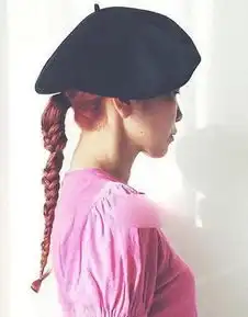 女生戴帽子这样扎头发照样美