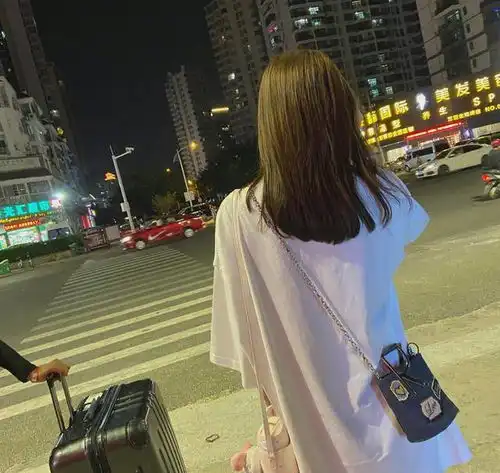 秦岚三亚游客照彻底火光腿穿t恤,41岁背影比20岁少女还绝