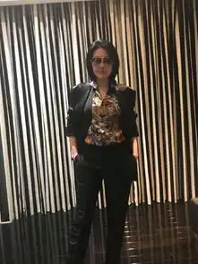 被惩罚了小s穿上老公衣服自吹天生衣架子网友像周星驰