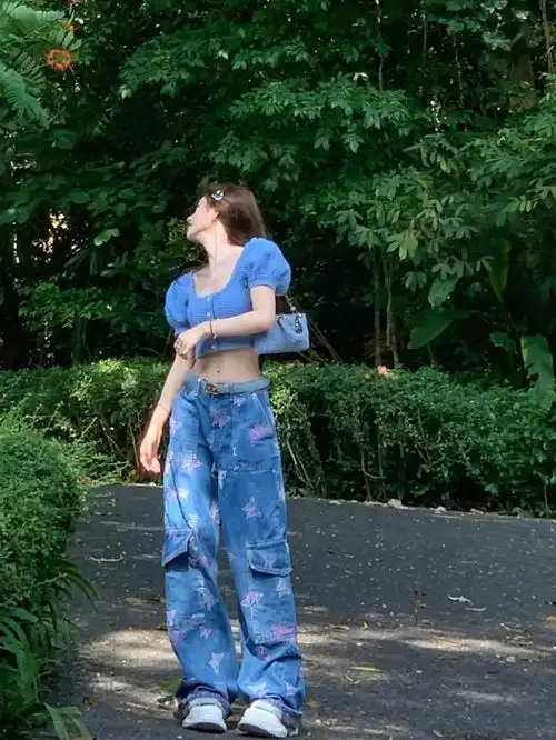 鞠婧祎真会穿蓝色针织衫搭配牛仔裤,露出小蛮腰,时尚又吸睛