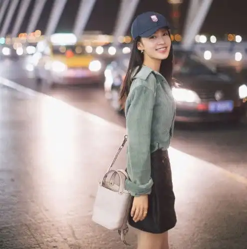 李沁越穿越嫩了绿衬衣黑皮裙玩转小清新,谁见了不心动