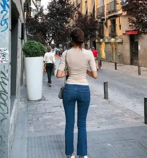 路人街拍,美女修身衬衫搭配无领针织开衫,非常有层次感