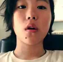 窦靖童练琴照曝光短发黑衫清瘦似王菲