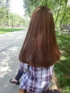 qq女生半身不露脸露肩带背影头像