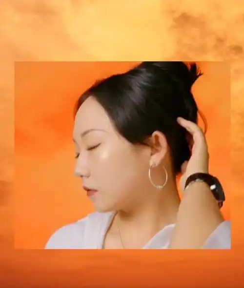辣目洋子代言宝格丽,展示胖女孩的美,穿白裙气质很大气