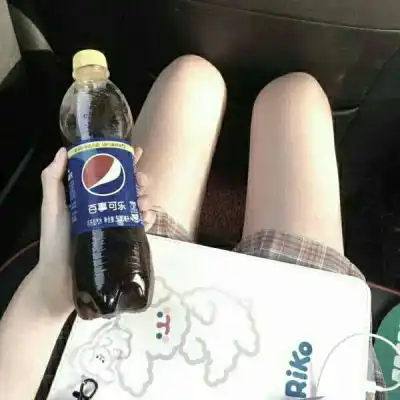 手拿饮料只拍手的图片唯美高清多种颜色图片