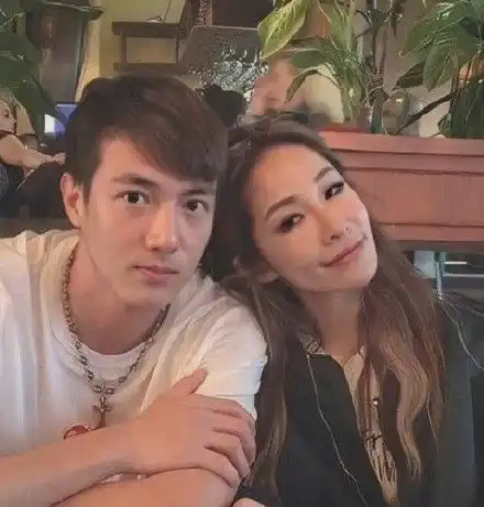 萧亚轩与小16岁男友黄皓被曝复合,咬伤二人的狗子成月老