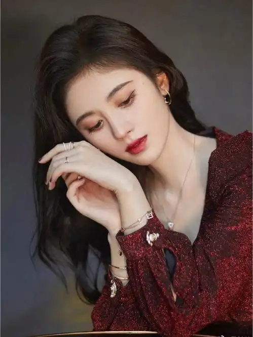 鞠婧祎罕见把头发扎起,换掉半永久妆容之后,差点没认出来