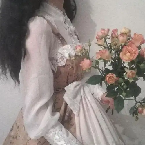 仙女系不露脸女生头像衣服破了可以缝,人心碎了只有疼