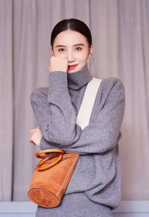 白色毛衣搭配白色半身裙,丝毫不显胖的美女显得好自信,霸气十足