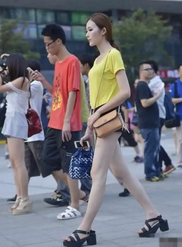 瘦女人穿紧身热裤短裤的美,只要一件t恤搭配就表现出来了