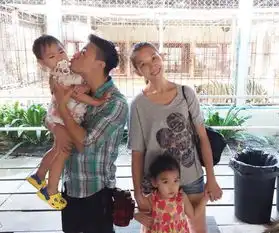 蔡少芬晒一家四口温馨照小女儿嫌弃张晋不让亲脸颊