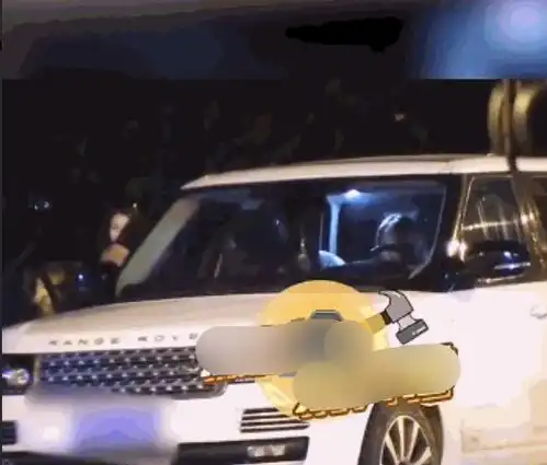 曹云金酒后强行带美女回家,生拉硬拽将其推上车,当街行为亲密引质疑