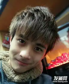 秋季男生时髦短烫发发型图片