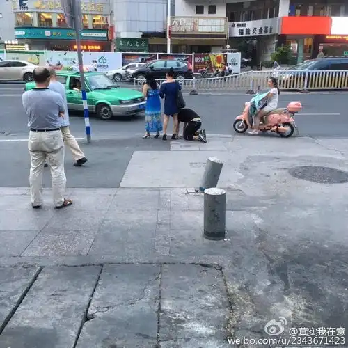 福州男被狗链拴住下跪爬行,牵行女子称这是我们家的狗