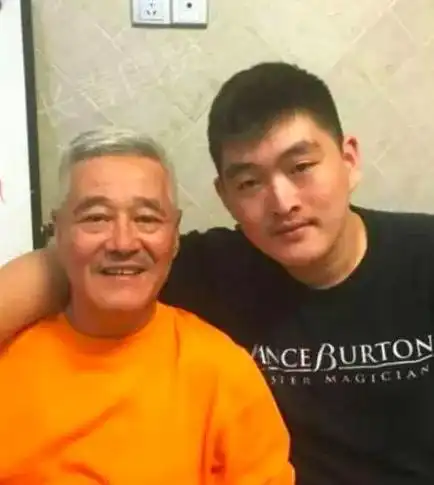 赵本山儿子与美女同框,几个孩子中,就儿子还是单身让他操心不已