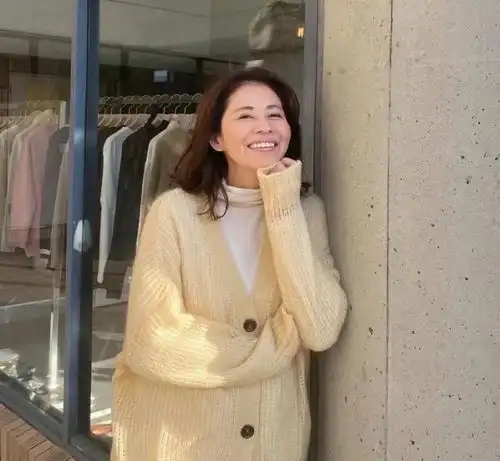 这才是中年女人该有的打扮,62岁的她皱纹满脸,也能凭气质美出圈