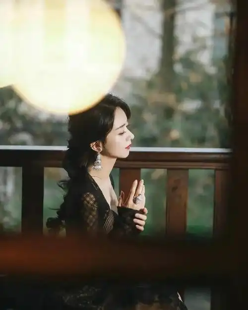 赵丽颖气质越来越成熟,穿搭高级,瓶子戒指实属罕见