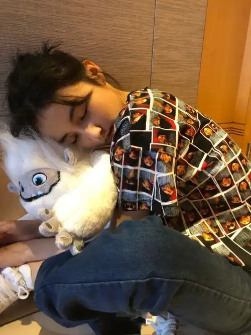 女大十八变,张子枫居家造型照镜头感十足,日系甜酷少女感满满