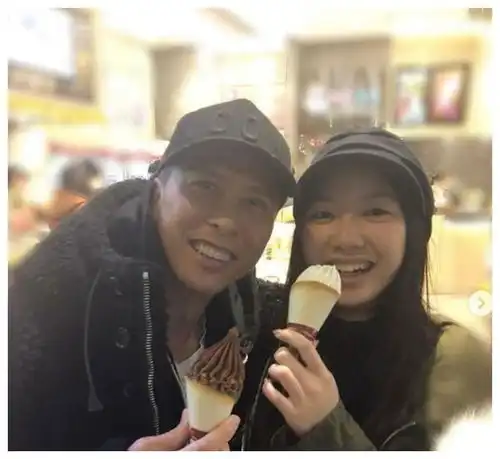 甄子丹女儿晒近照遭质疑,打扮成熟发育过猛,不像是16岁孩子