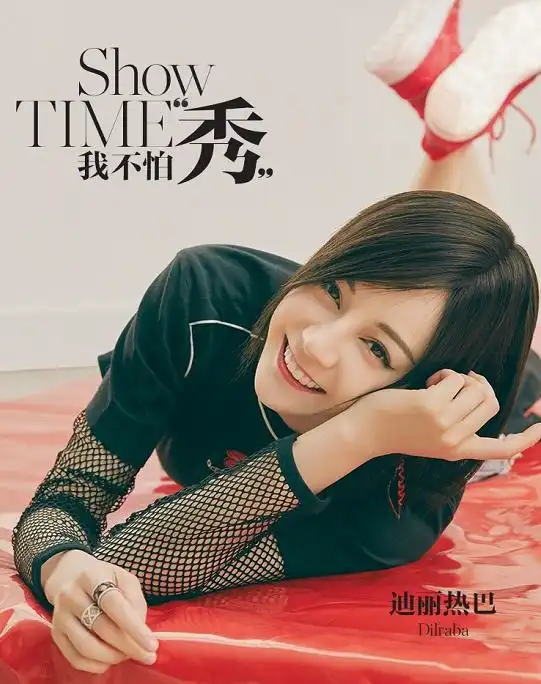 热巴这次走什么风格化浓眉涂红唇,穿上红裙霸气演绎飒爽女孩