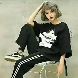 短发女生头像拿图点赞,谢谢