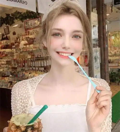 98年生的德国麻豆chloe,简直就是真人版的芭比,拥有着精灵般的容貌