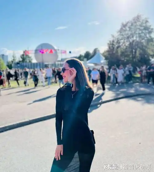 芬兰美女总理卸任后放飞自己,穿透视裙变成街头辣妹,真养眼
