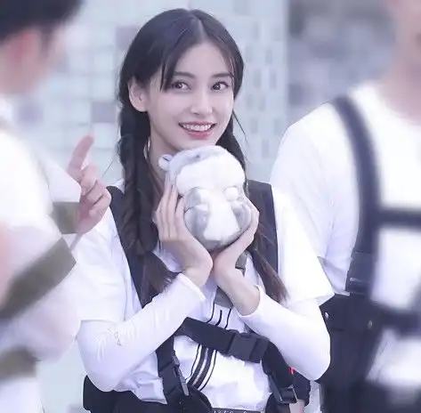 baby素颜出席活动,意外带火站姿,据说99的女生很难做到