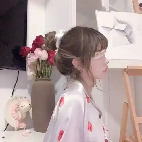 今日份不露脸女生真人头像他要是喜欢早就来找你了女头