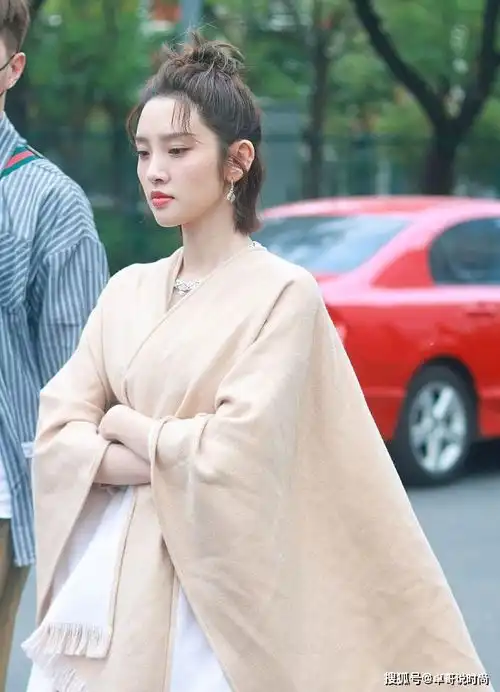 唐艺昕前往央视,粉色纱裙配披肩,甜美动人,少女秒变贵妇