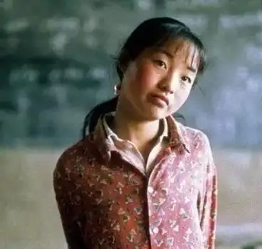 她是最丑谋女郎,被张艺谋一句话劝退娱乐圈,今幸福不已