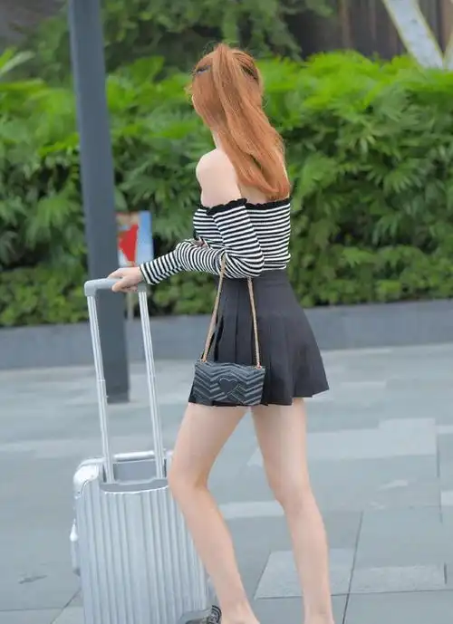 戴墨镜的美女,一字肩配百褶裙,减龄又显身材