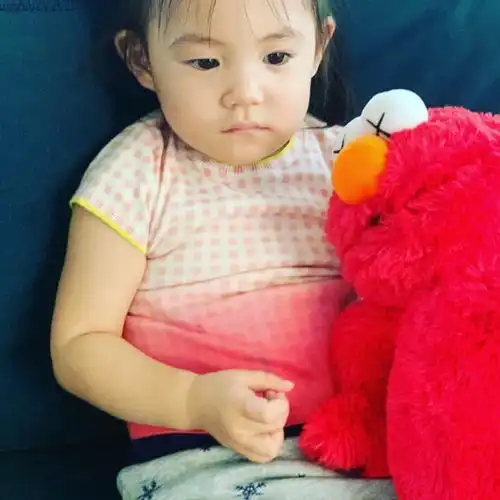 陈冠希夫妇晒女儿,alaia超爱玩偶,秦舒培仍对老公犯花痴