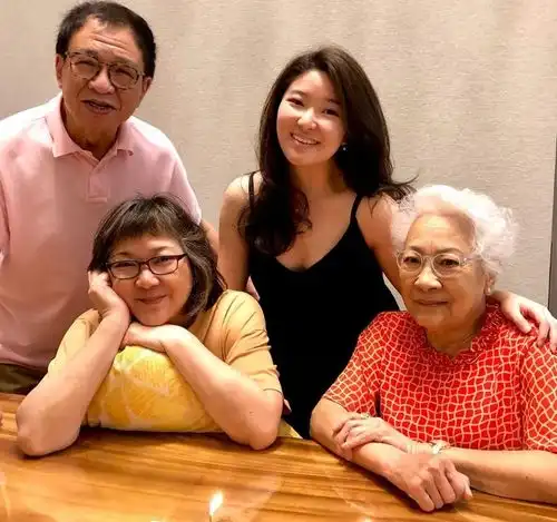 许绍雄为妻子和岳母庆生,一家四口合影曝光,女儿漂亮出众学历高