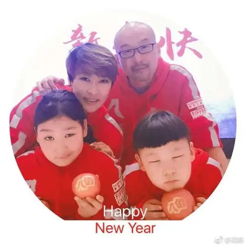 管虎梁静携子女拍摄全家福,一家四口集体搞怪