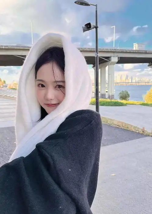 ins童颜美少女复出就要挨骂,网友又忍不住模仿她,冤枉么