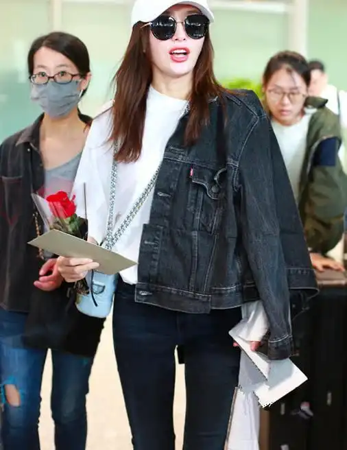 秦岚半穿牛仔衣出行,搭配白t恤,这身搭配好看时髦有气质