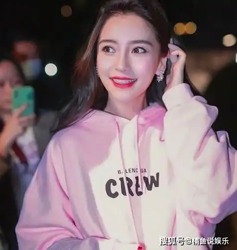baby港风有多撩人穿粉色卫衣一身贵气,妥妥的港风美人